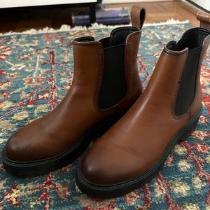 Steve Madden Tread Chelsea boots in Cognac size 8 - like new!